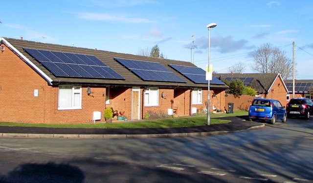 Surge in heat pumps and rooftop solar drives record uptake for UK homes