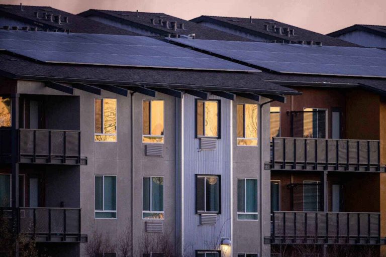 Melbourne apartment block installs discounted solar, as hundreds more line up for rebate