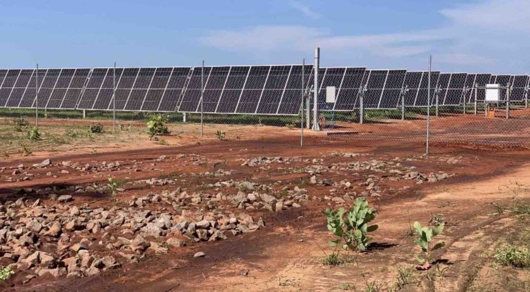 “Like dropping gravel into the trailer:” Top End solar farms finally allowed to send power to the grid