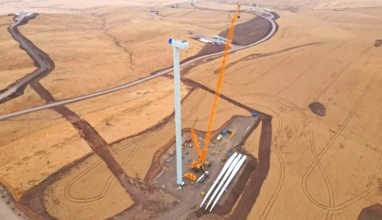 Wind, solar and battery projects hit new record, with hybrids and grid forming inverters the big movers